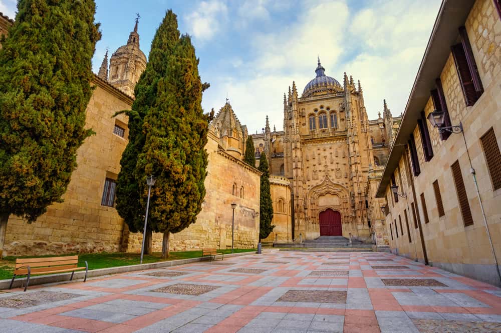 mesmerizing-shot-facade-salamanca-cathedral-spain-pichi